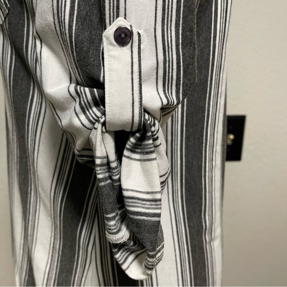 Eden & Olivia Grey and White Striped Buttoned Down Quarter Sleeve Top Medium - Picture 4 of 8